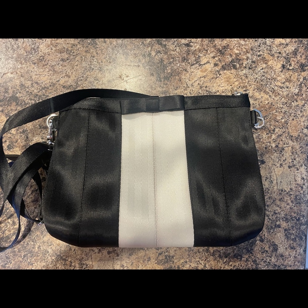 Harveys seatbelt Bow Crossbody